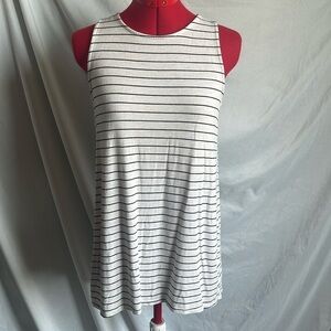 XS88  Camber & grace sleeveless tank with darted back